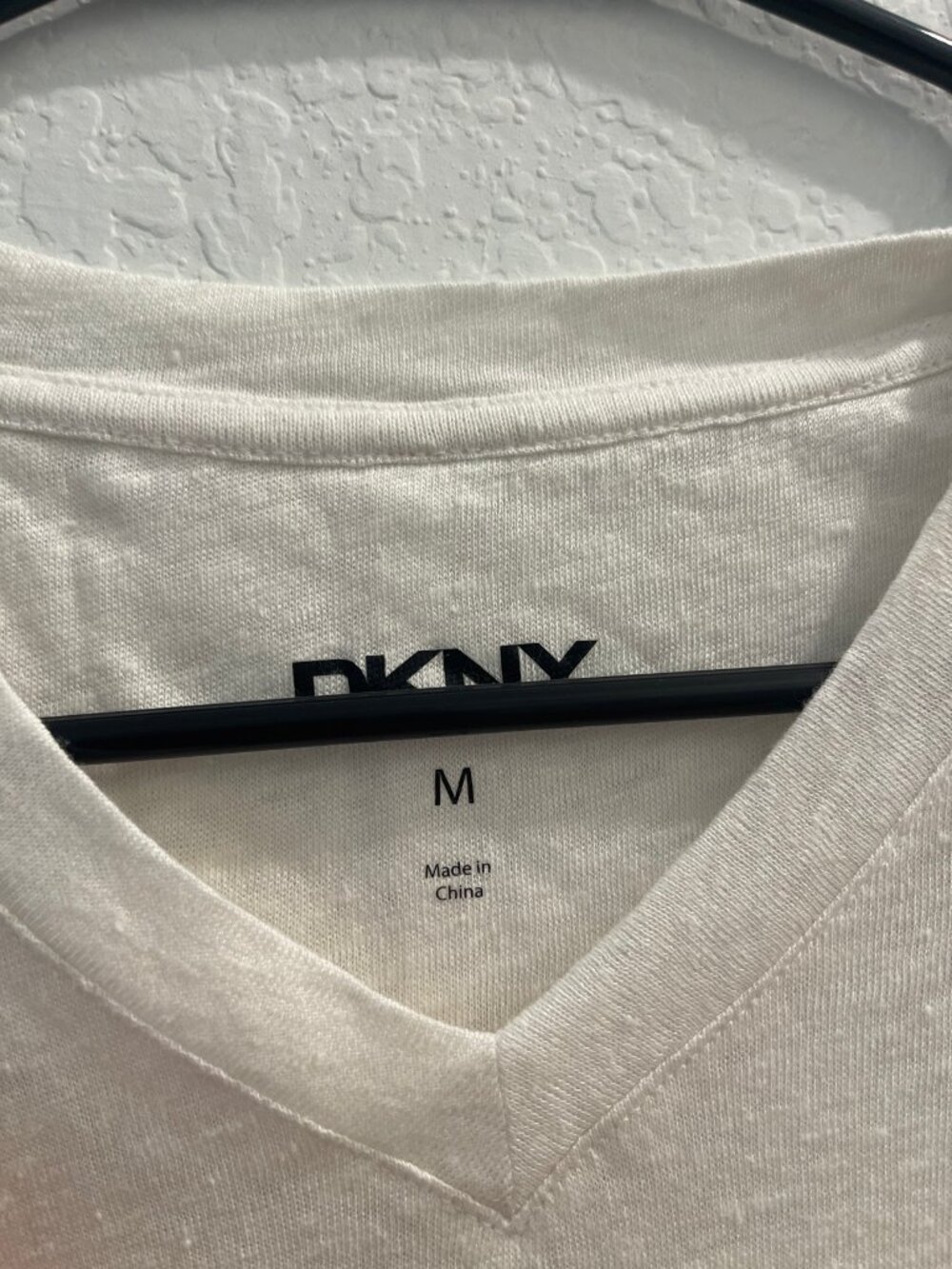 DKNY Men's White V-Neck T-Shirt Size M NWT